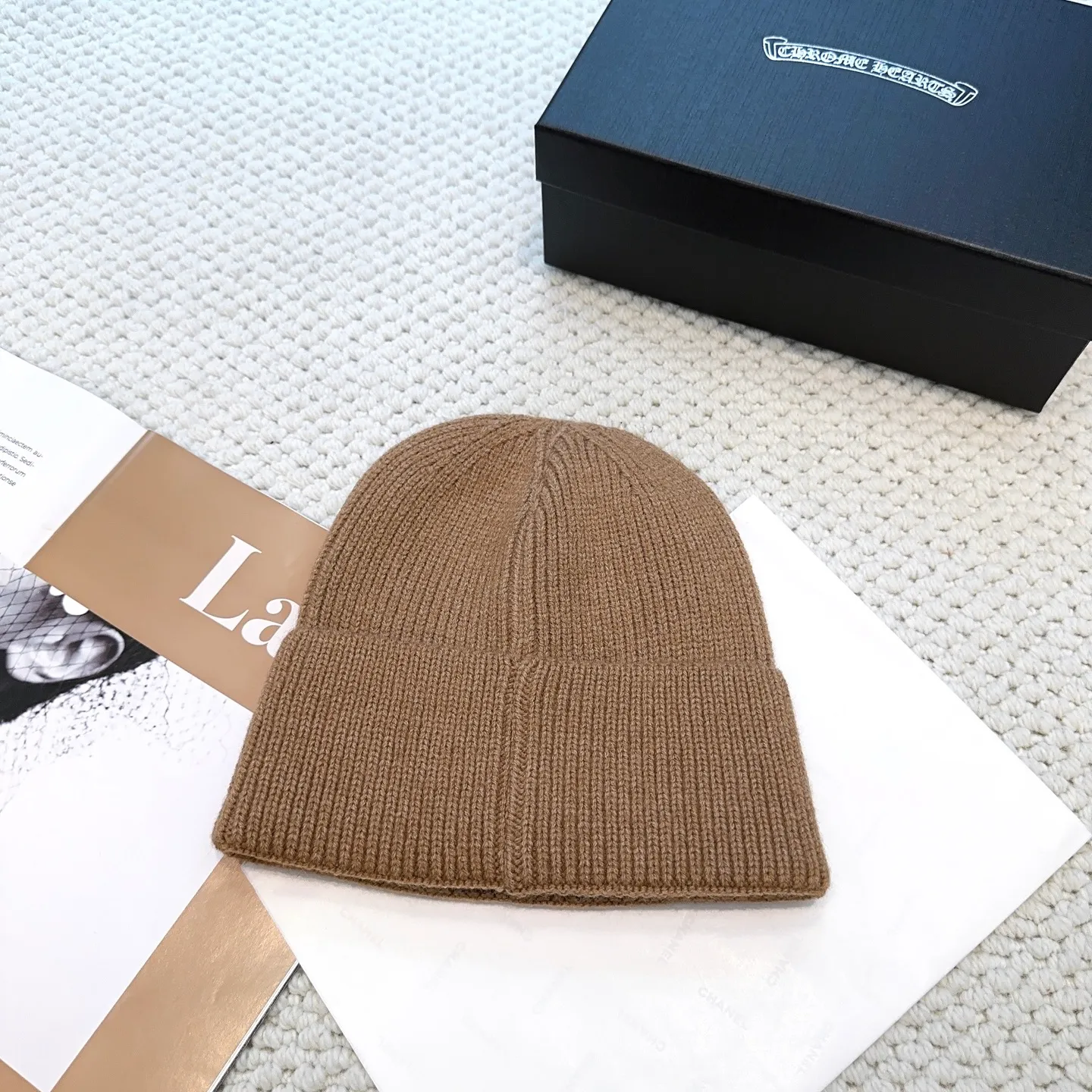 P46 🤍Chrome hearts new autumn and winter cross knitted hat🧶 One of the must-have hats in autumn and winter~ It really looks good on whoever wears it~, it is also a perfect match in black and white and gray in autumn~